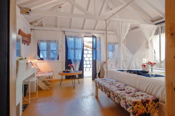 Luxury Cottage, Garden View | Laptop workspace, free WiFi