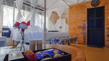 Luxury Cottage, Garden View | Laptop workspace, WiFi (free)
