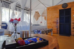 Casa de campo de lujo, vista al jardín | Espacio para trabajar con laptop y wifi gratis 