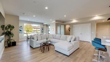 Apartment (3 Bedrooms) | Front of property