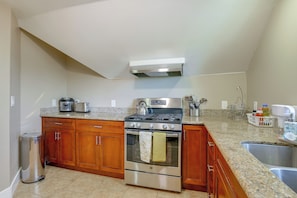 Apartment (1 Bedroom) | Interior - 5 Mi to Jack London Square: Apt w/ Shared Yard (Oakland)