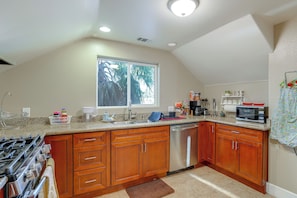 Apartment (1 Bedroom) | Interior - 5 Mi to Jack London Square: Apt w/ Shared Yard (Oakland)