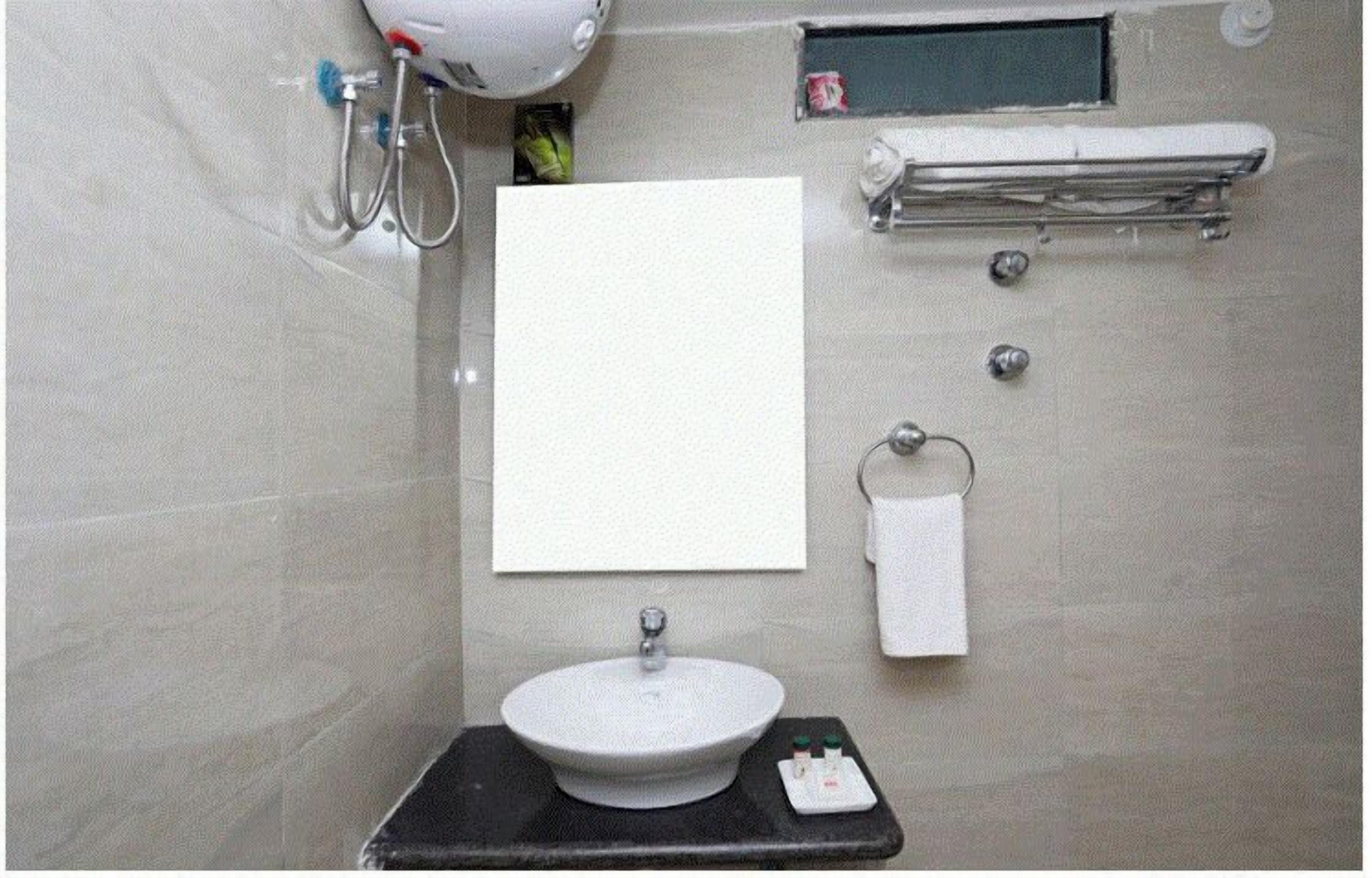 Deluxe Double Room, City View | Bathroom | Free toiletries, towels, soap, shampoo