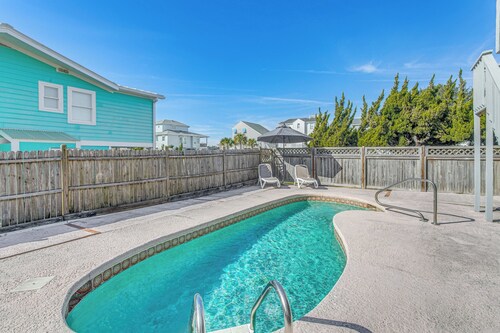 Steps to Sand! Home w/ 3 Decks in Sunset Beach