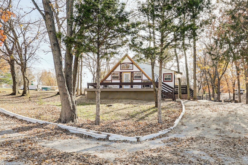 5 Mi to Old Odessa: Cabin w/ Deck & Rural Views - Shawnee, MO
