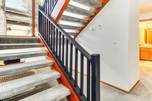 A staircase with carpeted steps and a wooden handrail. - 1 Mi to Golf Course: Wfh-friendly Pinetop Retreat (Pinetop)