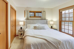 House (4 Bedrooms) | Interior - Private Lakefront Home w/ Game Room in Aurora! (Aurora)