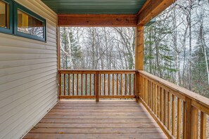 House (4 Bedrooms) | Interior - Private Lakefront Home w/ Game Room in Aurora! (Aurora)