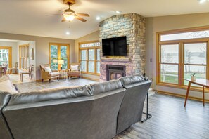 House (4 Bedrooms) | Interior - Private Lakefront Home w/ Game Room in Aurora! (Aurora)