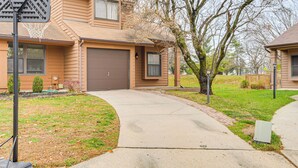 A residential house with a garage, a basketball hoop, and a well-maintained lawn. - 2 Mi to Lake Elkhorn Park: Family Gem w/ Deck! (Columbia)