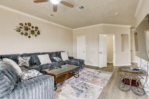 Front of property - Traveling Pros Hub: Extended Stay in Houston (Houston)