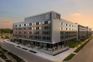 Exterior - Close to MSU Campus + On-site Dining. Pool. Gym. (Lansing)