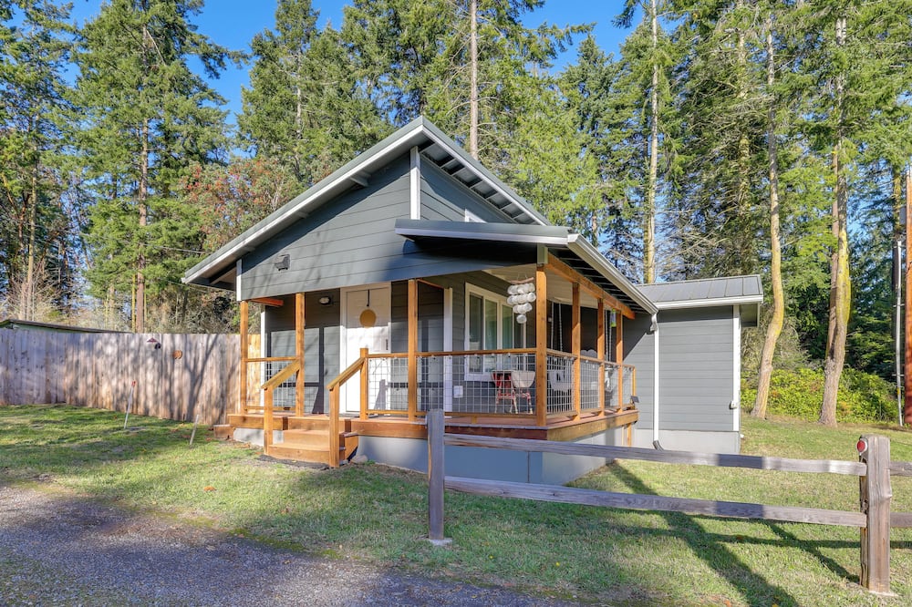 Hike & Relax Fireside: Nordland Gem w/ Deck & Yard - Greenbank, WA