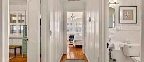 Silitysrauta/-lauta, ilmainen Wi-Fi, vuodevaatteet