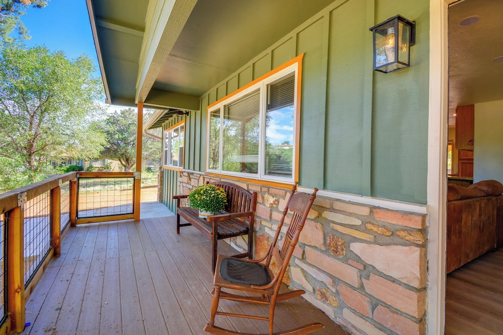 Dog Friendly! Peaceful Wooded Retreat in Prescott
