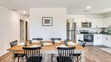 House (3 Bedrooms) | Interior