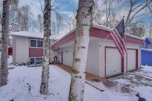 House (2 Bedrooms) | Interior - Heart of Anchorage! Home Near Shops & Eats (Anchorage)
