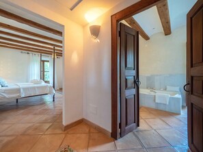 WiFi, bed sheets - Country House 'Sa Cala' with Sea View, Private Pool and Wi-Fi (sa Cala)