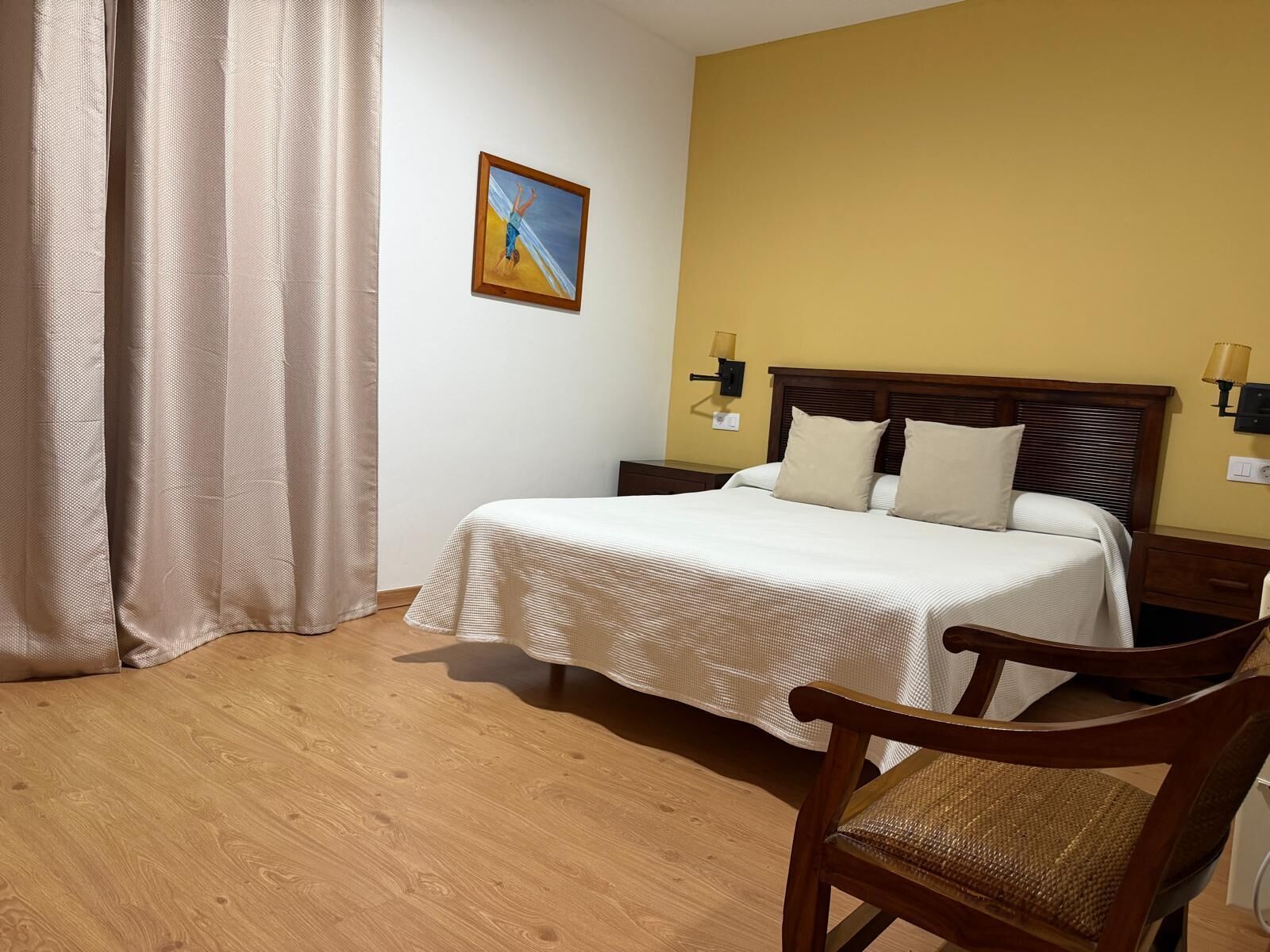 Habitación estándar con 1 cama doble o 2 individuales, vistas a la montaña | Caja fuerte, cortinas opacas, sistema de insonorización y wifi gratis