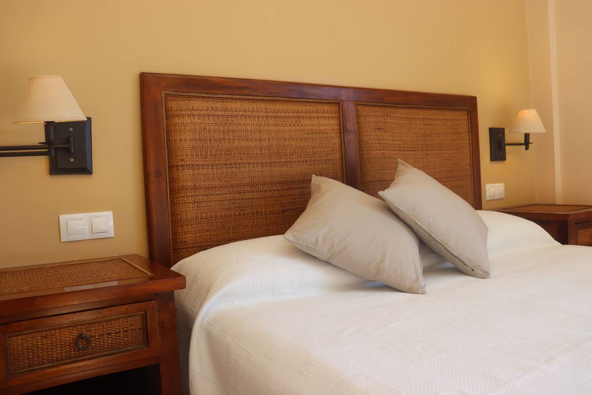 Chambre quadruple familiale, vue sur la cour intérieure | Coffre-fort, rideaux d’obscurcissement, système d’insonorisation