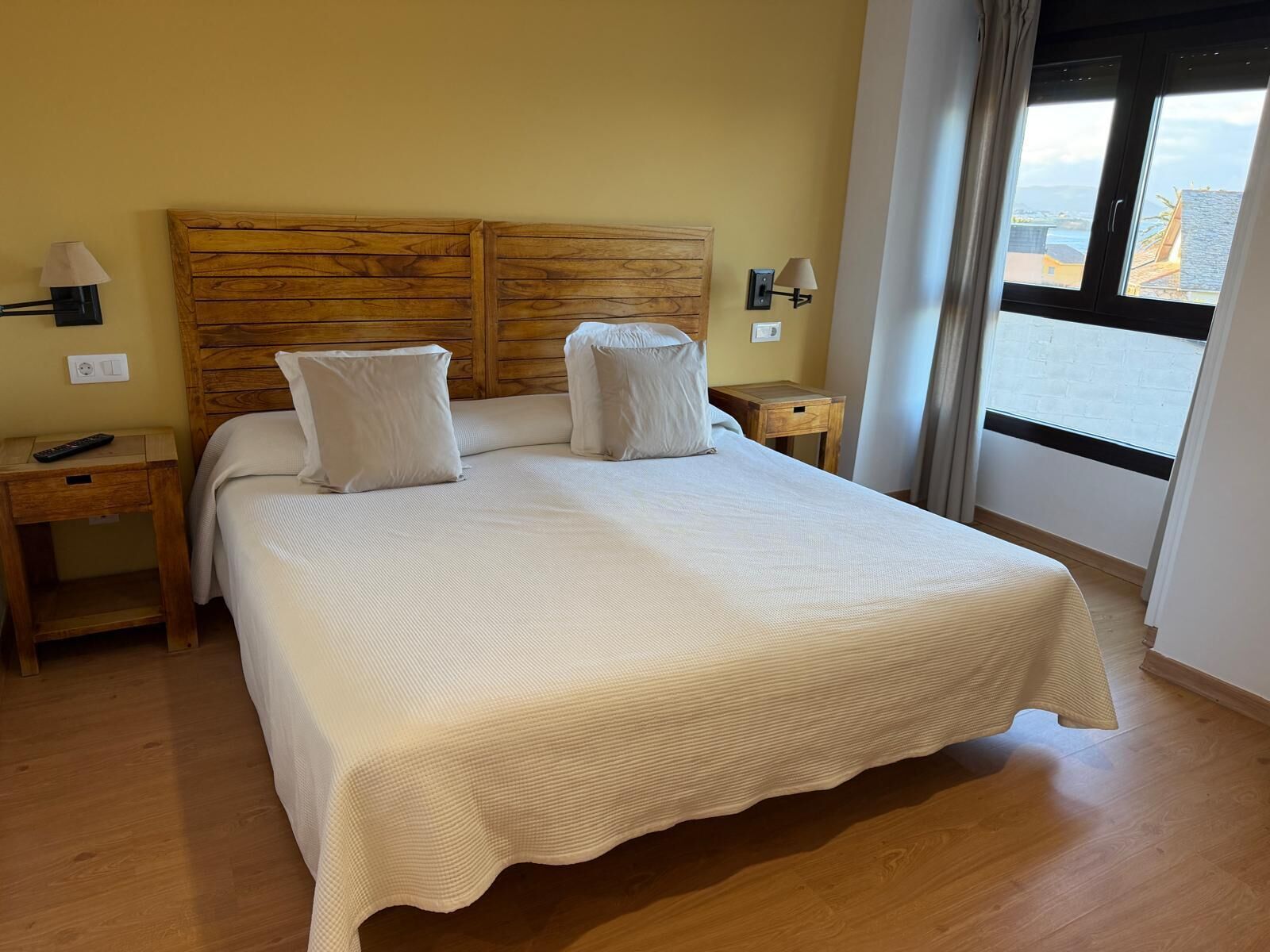 Habitación básica doble, vistas parciales al mar | Caja fuerte, cortinas opacas, sistema de insonorización y wifi gratis