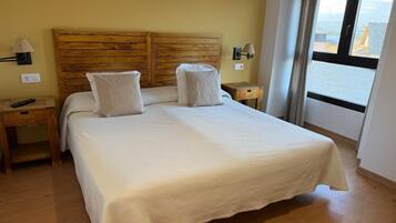 Eenvoudige tweepersoonskamer, gedeeltelijk uitzicht op zee | Een kluis op de kamer, verduisterende gordijnen, geluiddichte muren