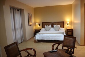 Safe på rommet, blendingsgardiner, lydisolert og wi-fi (inkludert)