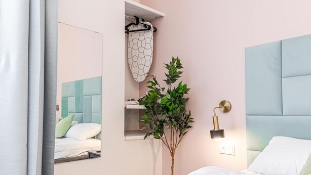 1 bedroom, WiFi, bed sheets - Queen Bed Central Studio w/ kitchenette & smart TV (Wien)