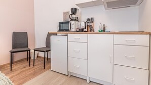 Coffee/tea maker, fridge, microwave, oven - Queen Bed Central Studio w/ kitchenette & smart TV (Wien)