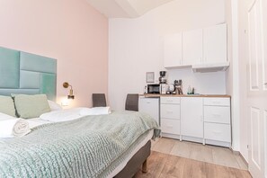 1 bedroom, WiFi, bed sheets - Queen Bed Central Studio w/ kitchenette & smart TV (Wien)