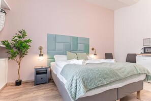 1 bedroom, WiFi, bed sheets - Queen Bed Central Studio w/ kitchenette & smart TV (Wien)