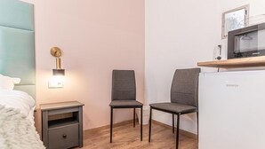 Interior - Queen Bed Central Studio w/ kitchenette & smart TV (Wien)