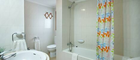 Een douche, een haardroger, een bidet, handdoeken