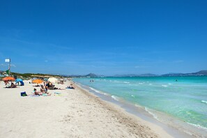 Una spiaggia nelle vicinanze