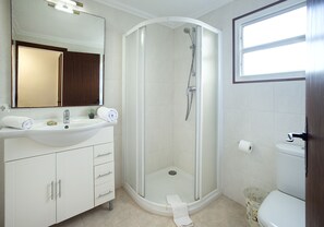 Shower, hair dryer, bidet, towels