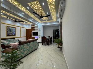 Deluxe appartement, balkon, uitzicht op de stad | Een bureau, een strijkplank/strijkijzer, gratis wifi