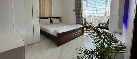 Skrivebord, strykejern/-brett og wi-fi (inkludert)