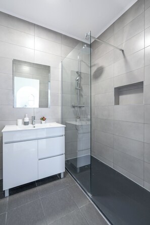 Dusche, Haartrockner, Handtücher, Toilettenpapier