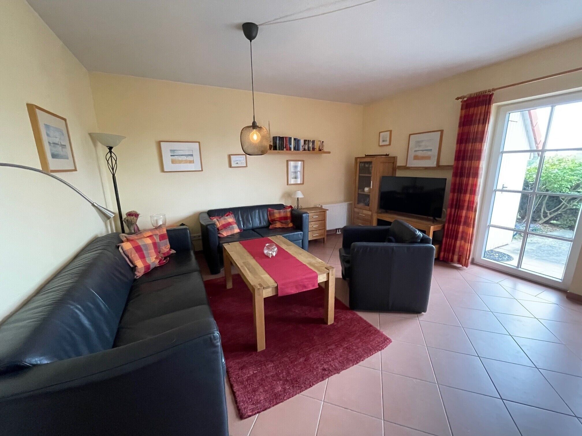 Fernseher, Kamin, Stereoanlage