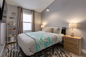 Desk, iron/ironing board, travel crib, WiFi - Calgary NW Townhouse | Projector & Game Room (Calgary)