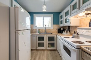 Fridge, microwave, oven, stovetop - Calgary NW Townhouse | Projector & Game Room (Calgary)