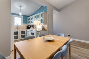 Fridge, microwave, oven, stovetop - Calgary NW Townhouse | Projector & Game Room (Calgary)