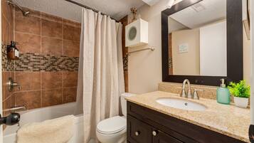 Douche, sèche-cheveux, serviettes fournies