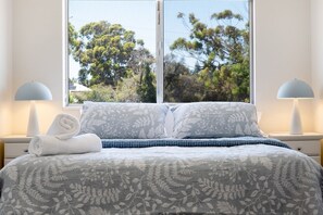 Tabla de planchar con plancha, internet y ropa de cama