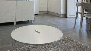Une cuisine moderne avec des armoires blanches, un four à micro-ondes et une grande fenêtre.
