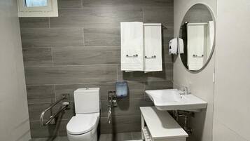 SĂšche-cheveux, serviettes fournies, savon, shampoing