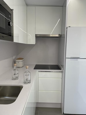Refrigerador con congelador, microondas y parrilla de estufa