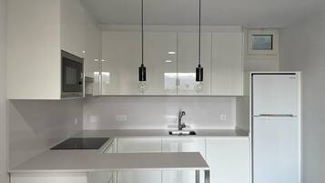 Peti sejuk/penyejuk beku saiz penuh, ketuhar gelombang mikro, dapur