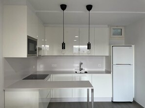 Refrigerador con congelador, microondas y parrilla de estufa 