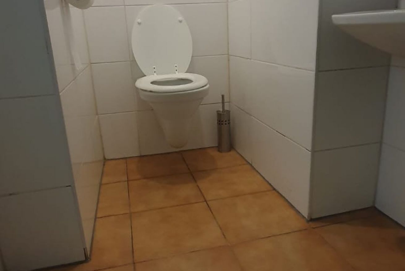 Een douche, een haardroger, handdoeken, zeep